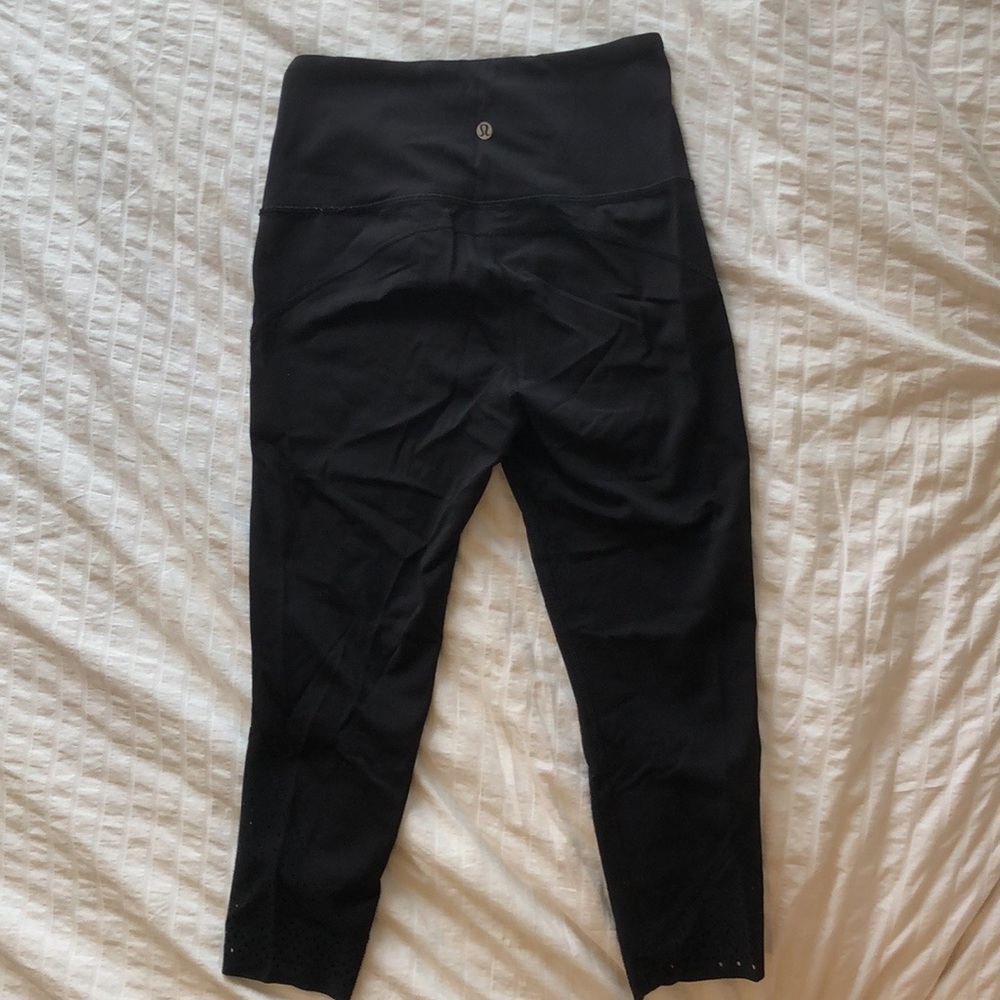 Black Lululemon cropped leggings
